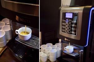 due immagini di un microonde con tazze di caffè di Hotel Kursaal & Ausonia a Firenze