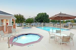 Bazén v ubytování Holiday Inn Express Hotel and Suites DFW-Grapevine by IHG nebo v jeho okolí