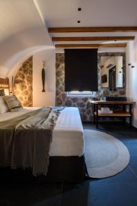 Voodi või voodid majutusasutuse Vrachos Suites Mykonos toas +37 fotot