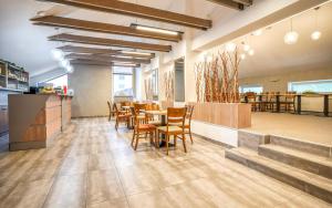 Reštaurácia alebo iné gastronomické zariadenie v ubytovaní Hotel Dynamic