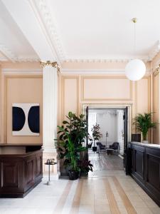 una camera con un corridoio con piante e un soffitto di The Columbia a Londra