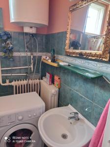 A bathroom at Olga Vendégház