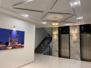 einen Flur mit einem Bild eines Gebäudes in der Unterkunft Dash Hotels - Affordable Luxury in Hyderabad