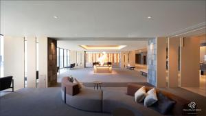 鹿儿岛Daiwa Roynet Hotel Kagoshima Tenmonkan PREMIER - former Daiwa Roynet Hotel Kagoshima Tenmonkan的带沙发和桌子的客厅 更多37张照片