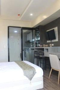 Condo near Ayala Cebu City w Wifi Balcony 주방 또는 간이 주방