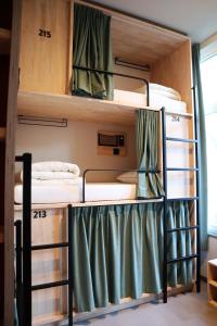 En eller flere senger på et rom på The Bee Hostel