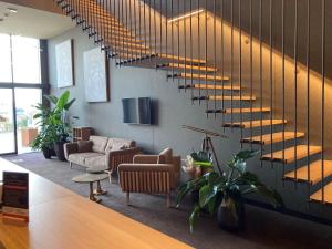 那慕尔Hotel Le 830 Namur的大厅,大楼内有一个螺旋楼梯