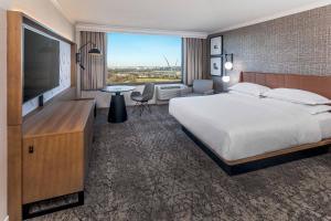 Un pat sau paturi într-o cameră la Sheraton Pentagon City +34 fotografii