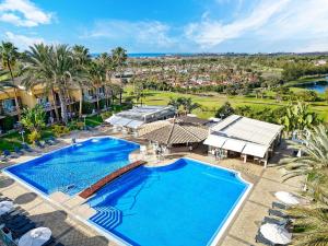 an overhead view of a swimming pool at a resort at Bull Vital Suites & Spa Boutique Hotel - Only Adults in Playa del Ingles