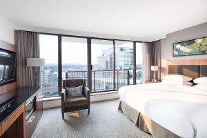 Posteľ alebo postele v izbe v ubytovaní DoubleTree by Hilton Hotel & Suites Victoria + 37 fotografií