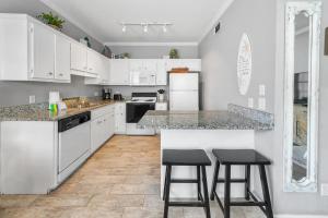O bucătărie sau chicinetă la Sunny escape in Miramar Beach +5 fotografii