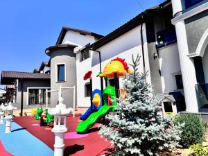 CălanにあるHanul Domnesc Imperial Hotel & SPAの家の前のクリスマスツリーのある遊び場