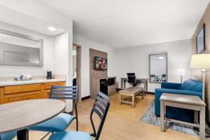 אזור ישיבה ב-Red Roof Inn Myrtle Beach Hotel - Market Commons