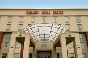 a hotel with a sign on the front of it at Drury Inn & Suites Middletown Franklin in Middletown