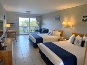 A bed or beds in a room at Atlantic Eyrie Lodge