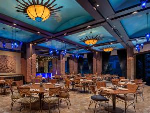 A restaurant or other place to eat at Radisson Blu Plaza Delhi Airport