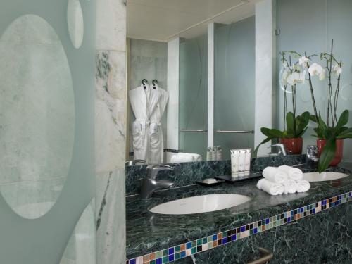 A bathroom at Dan Eilat Hotel
