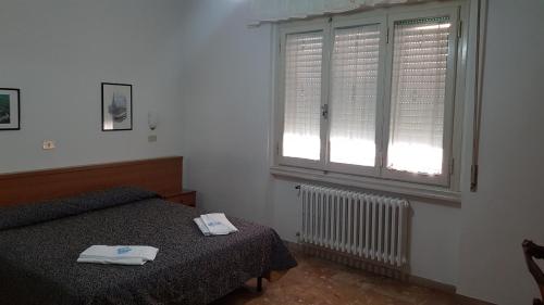 una camera da letto con un letto e una finestra di Albergo Sonia a Firenze