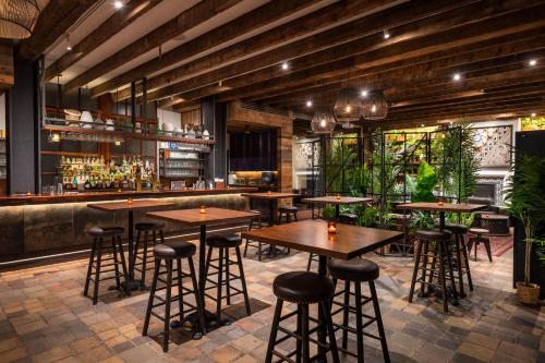 Um restaurante ou outro lugar para comer em Pod 39