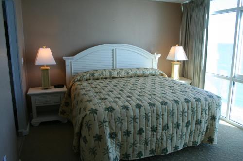 Club Regency at Regency Towers房間的床