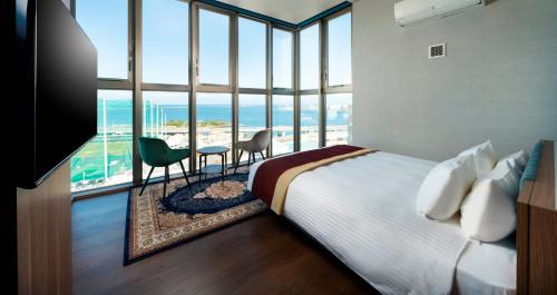 Ένα ή περισσότερα κρεβάτια σε δωμάτιο στο HOTEL SANSUI NAHA Ryukyu Onsen Naminoue-No-Yu