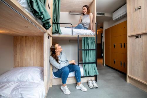 En eller flere senger på et rom på The Bee Hostel