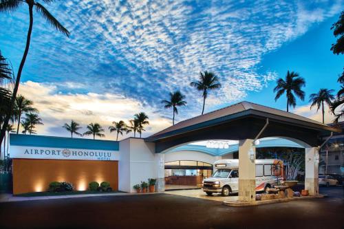 a car dealership with a car parked in front at Airport Honolulu Hotel in Honolulu