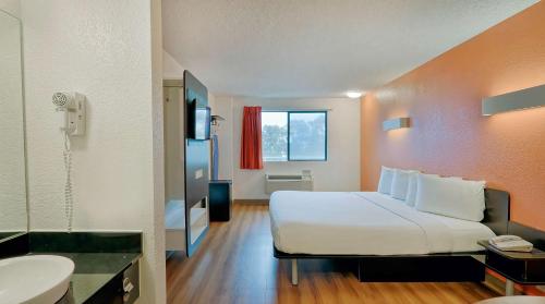Ліжко або ліжка в номері Motel 6-Los Angeles, CA - Los Angeles - LAX