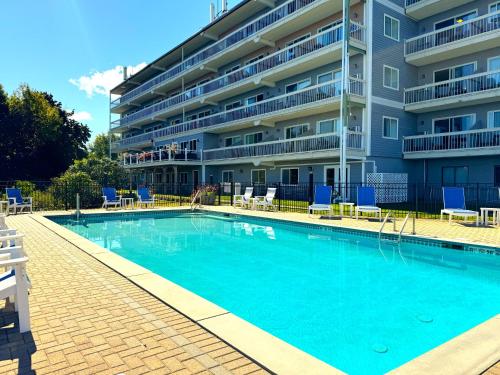 The swimming pool at or close to Atlantic Eyrie Lodge
