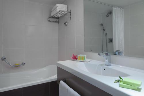 A bathroom at Leonardo Privilege Eilat Hotel - All inclusive