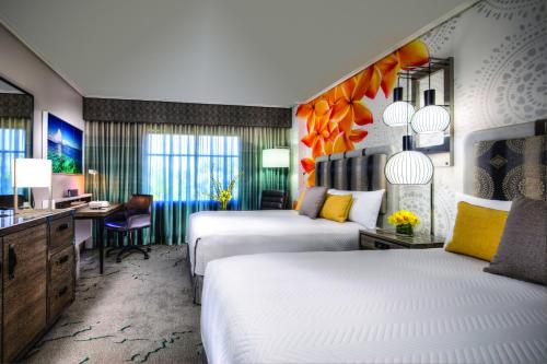 Voodi või voodid majutusasutuse Universal's Loews Royal Pacific Resort toas