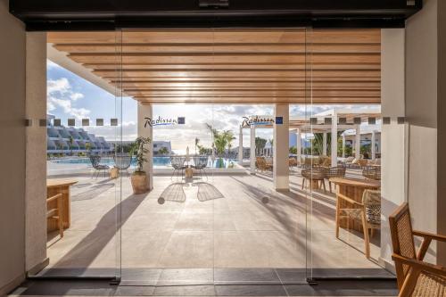 科斯塔特吉塞Radisson Blu Resort, Lanzarote Adults Only的 ⁇ 染带游泳池的度假村大堂