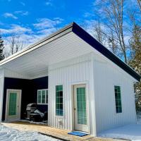 Secluded Bungalow Near Acadia and Bar Harbor -Private, Pet Friendly, BBQ Grill, Huge Yard, hotell sihtkohas Lamoine Corner lennujaama Hancock County-Bar Harbor - BHB lähedal
