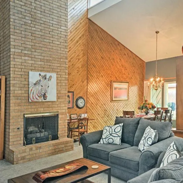 Lubbock Townhome with Grill Near TTU and Downtown!, hotel in Lubbock