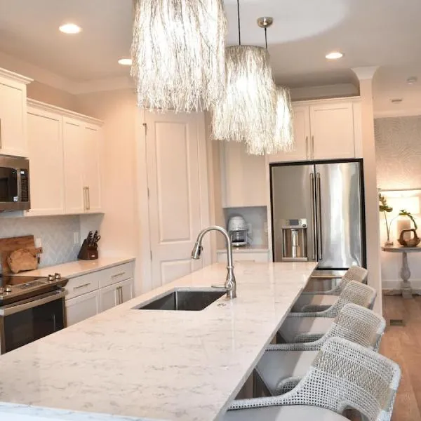 New! HEATED POOL, BEACH HOUSE, Elevator, Walk to the Beach!, hotel v mestu Hilton Head Island