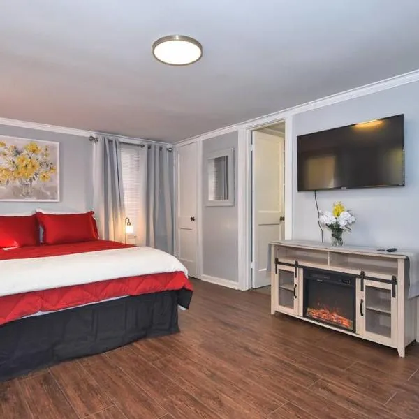 BLUE FLAMINGO'S ADORABLE GUEST HOUSE -TU-Cherry St-Expo-Downtown-11t, hotel in Tulsa