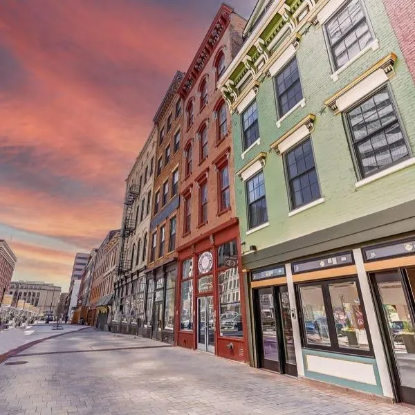 Spacious 2 bed 2 bath Downtown OTR condo minutes walk to the Reds Bengals stadium & more!, hotel in Cincinnati