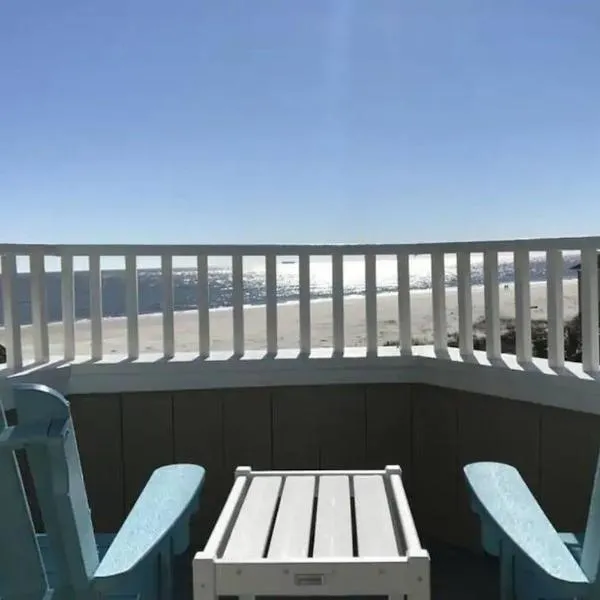 Port O' Call E303 - Sensational Oceanview! Top Floor!, hotel in Isle of Palms