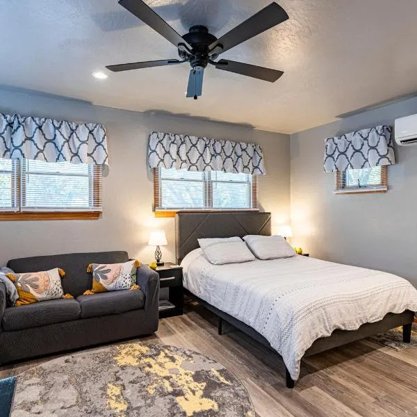 Sea Cave, OBX gem, private studio, couple's nest!, hotel in Kill Devil Hills