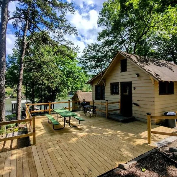 #09 - Large Lakeview One Bedroom- Pet Friendly, hotel in Hot Springs