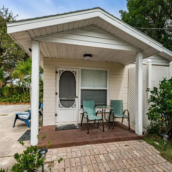 Sunset Beach Bungalow 1, hotel in St. Pete Beach