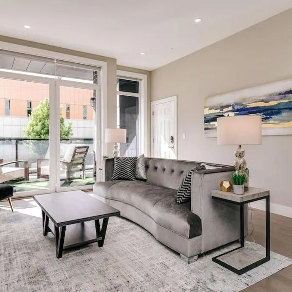 Stunning Duplex Condo #1 - Downtown River North, hotel in Chicago