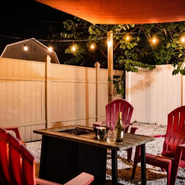 Contemporary Beach Bungalow - King Bed - 5min Walk to Beach, hotel in Clearwater Beach