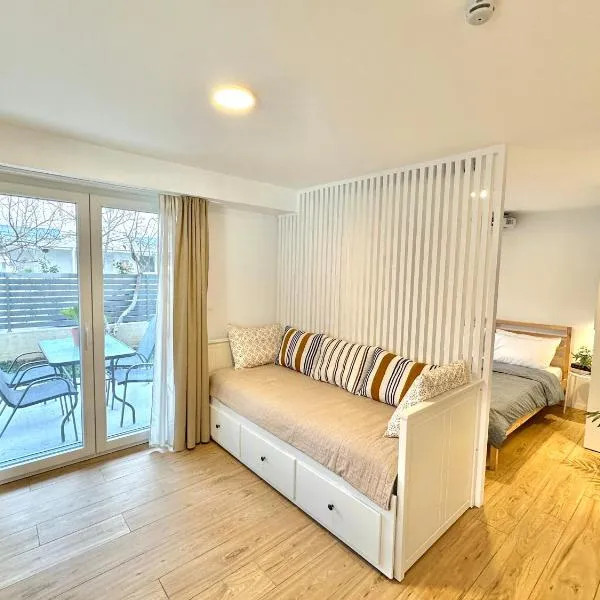 Minimalist Seaside Apartment with Private Patio and Parking, hotel din Olympiakí Aktí