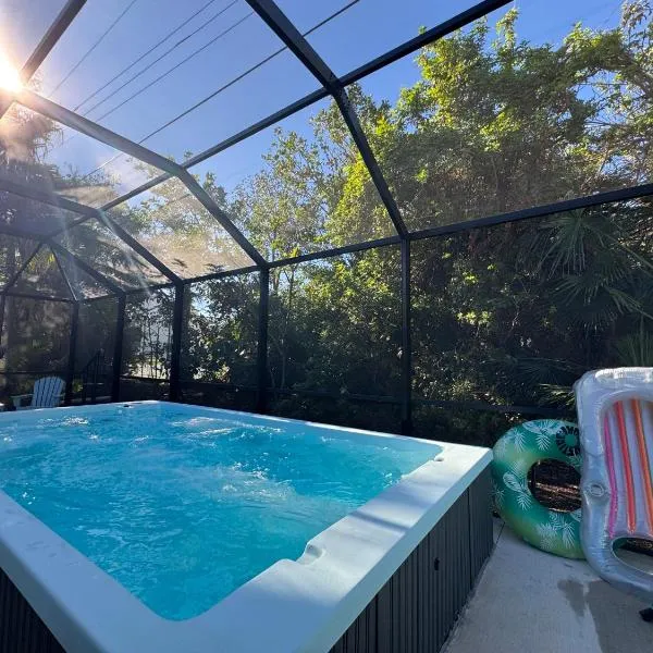 Location Siesta 1 mile away Home with HOT SPA, hotel in Sarasota